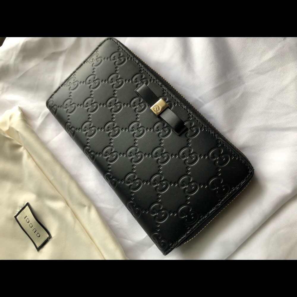 Gucci Bow Signature Zip Around Wallet. Gently used!!!🇮🇹